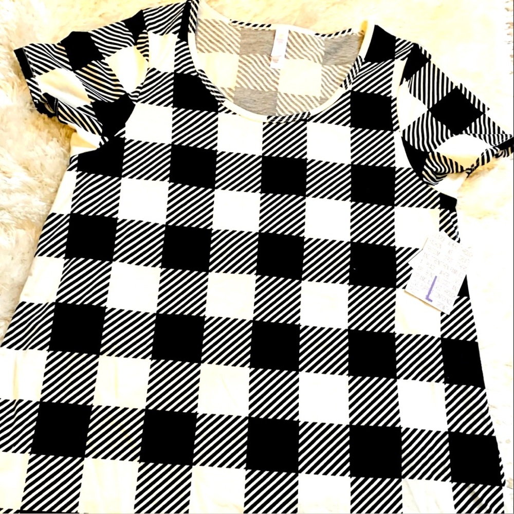 ⚫️⚪️Large LuLaRoe Classic T New with tags.